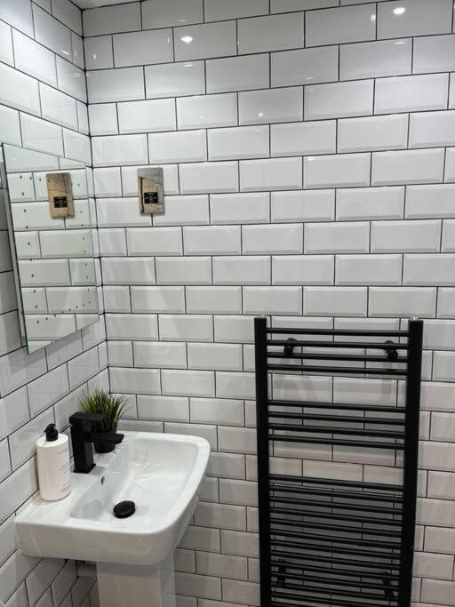 Cheerful 2 Bedroom Homely Apartment, Sleeps 6 Guest Comfy, 3X Double Bed, Parking, Free Wifi, Suitable For Business, Leisure Guest,Glasgow, Glasgow West End, Near City Centre Exterior foto